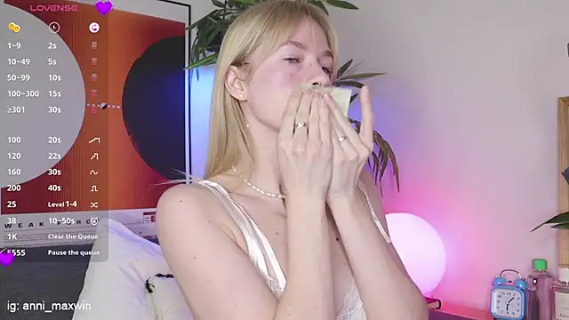 Snapshot of WhiteAnni chatting on March 23, 3:10 am WhiteAnni online show from March 23, 3:10 am