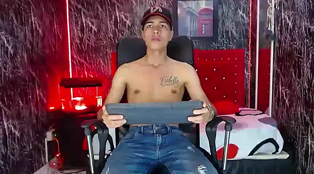 Snapshot of Dylan_Milk chatting on January 31, 8:22 pm Dylan Milk online show from January 31, 8:22 pm