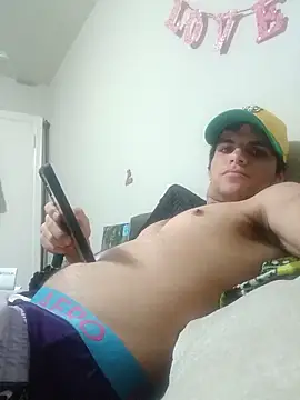 Snapshot of Elperlozo10 chatting on June 14, 6:15 am Elperlozo10 online show from June 14, 6:15 am