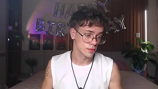 Snapshot of William_Henry_ chatting on May 7, 2:11 pm William Henry online show from May 7, 2:11 pm