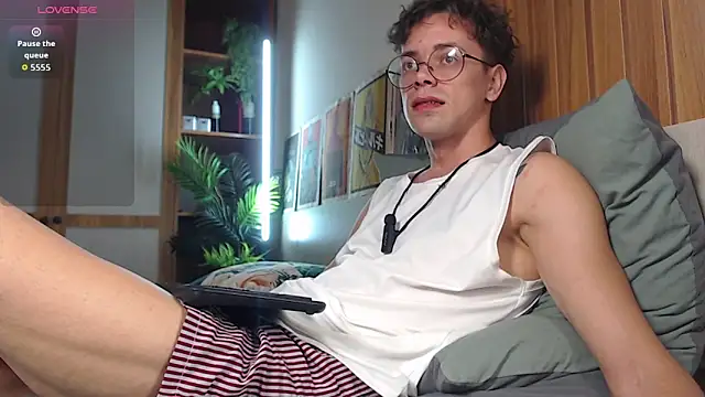 Snapshot of William_Henry_ chatting on May 15, 12:56 pm William Henry online show from May 15, 12:56 pm