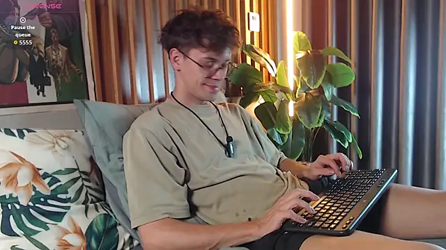 Snapshot of William_Henry_ chatting on May 23, 1:37 pm William Henry online show from May 23, 1:37 pm