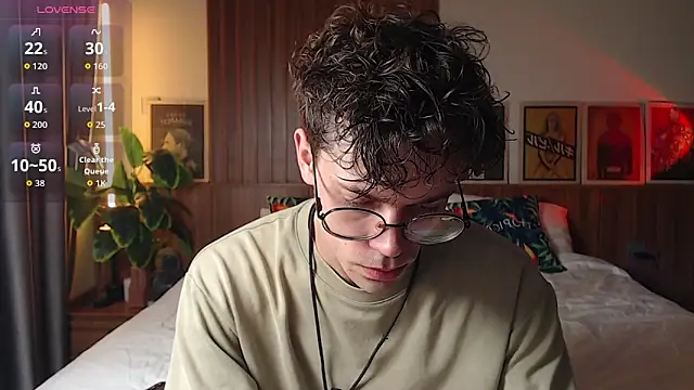 Snapshot of William_Henry_ chatting on June 5, 10:32 am William Henry online show from June 5, 10:32 am