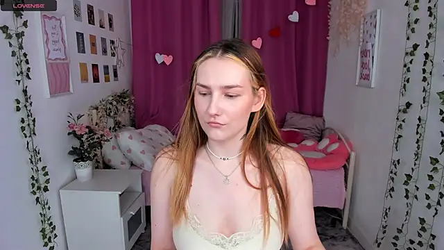 Snapshot of MaryWaddell chatting on July 19, 3:49 pm MaryWaddell online show from July 19, 3:49 pm