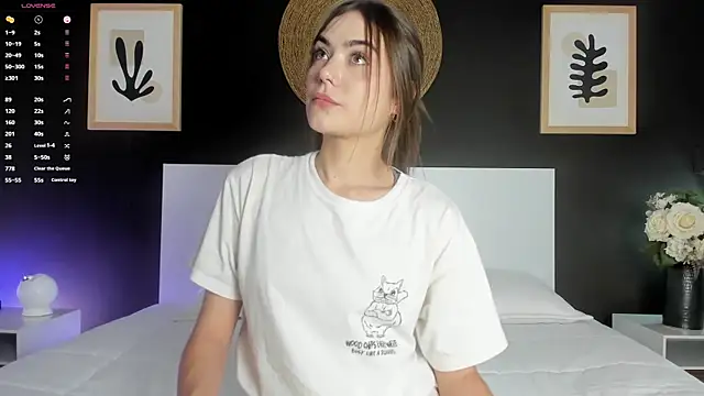 Snapshot of AlannaRussell_ chatting on October 22, 8:08 pm AlannaRussell online show from October 22, 8:08 pm