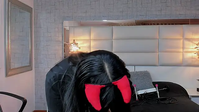 Nohemi louse online show from October 22, 7:13 pm