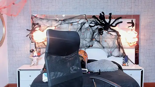 Nohemi louse online show from November 1, 6:21 pm