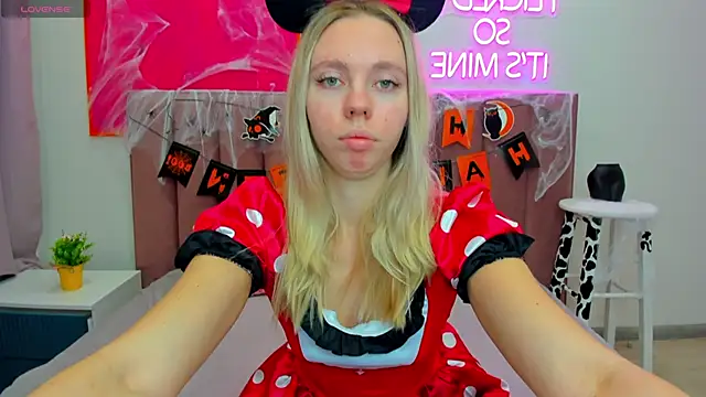 TessaAdorable online show from October 24, 1:35 am