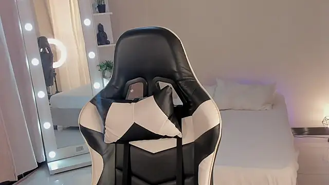 Snapshot of leahaltomm chatting on March 21, 6:18 pm leahaltomm online show from March 21, 6:18 pm