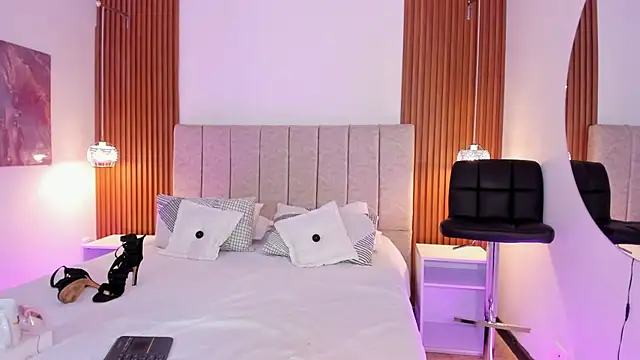 khloe-sweet online show from April 22, 1:01 pm