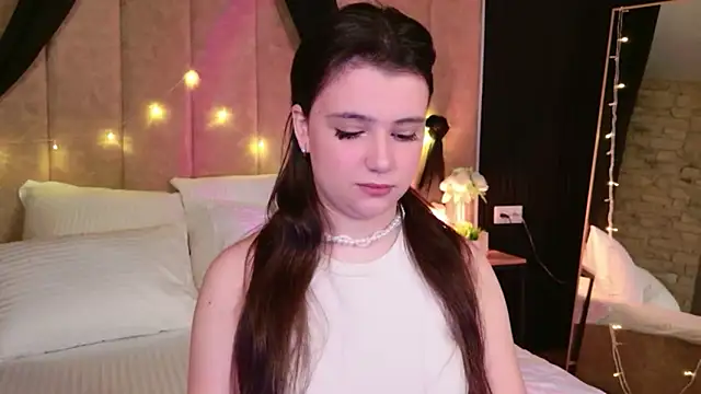 Snapshot of Pauline_Heaven chatting on December 1, 5:34 am Pauline Heaven online show from December 1, 5:34 am