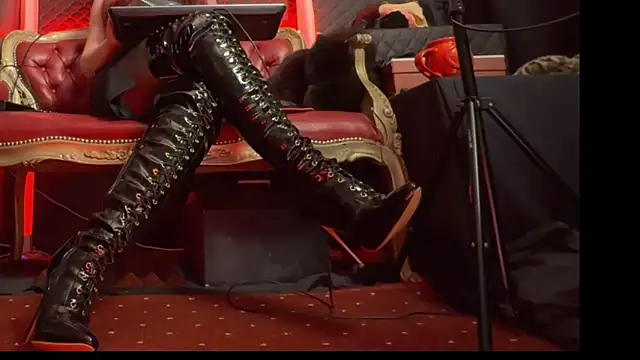 Snapshot of MistressesAliceAndRita chatting on April 14, 6:25 pm MistressesAliceAndRita online show from April 14, 6:25 pm