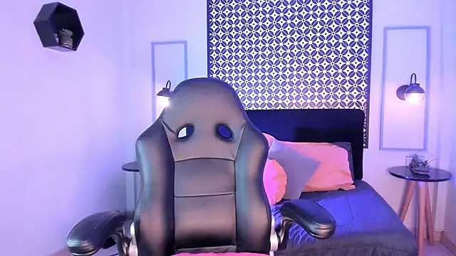 Gigi Strawberry online show from March 19, 4:36 am