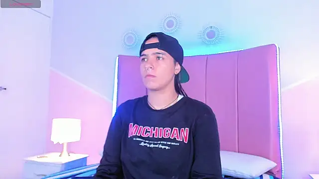 Liiam smith  online show from September 24, 1:03 pm