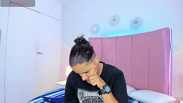 Liiam smith  online show from November 4, 2:27 pm