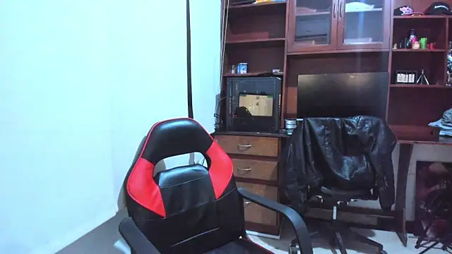 JamesCr  online show from February 8, 7:37 am