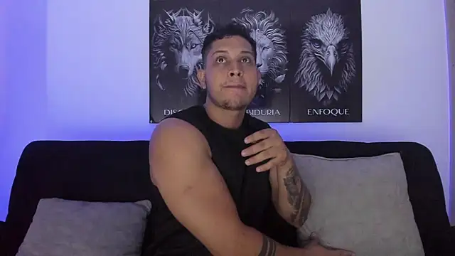 Snapshot of JohanSmith chatting on October 28, 2:04 am JohanSmith online show from October 28, 2:04 am