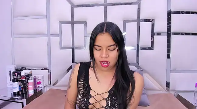 ZoeWan69 online show from February 4, 7:00 pm