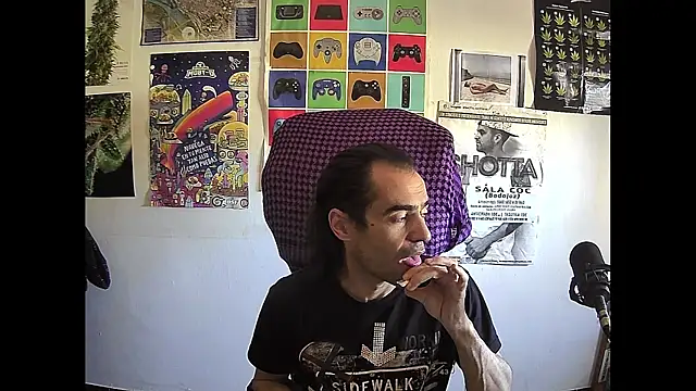 ReyDeBotones online show from April 22, 12:39 pm