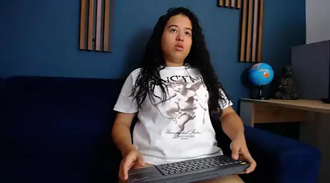 Snapshot of ema_abby chatting on February 2, 4:32 pm ema abby online show from February 2, 4:32 pm