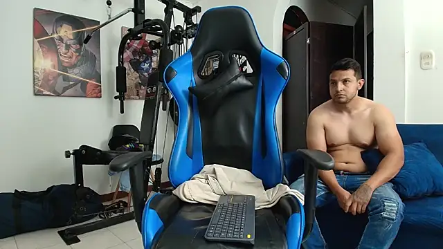 Snapshot of ema_abby chatting on December 1, 10:59 pm ema abby online show from December 1, 10:59 pm