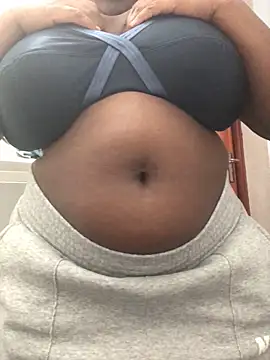 Snapshot of servingBigTitis chatting on February 20, 4:25 pm servingBigTitis online show from February 20, 4:25 pm