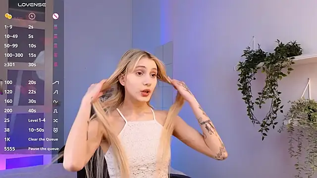 Snapshot of elliefrost chatting on February 4, 9:31 pm elliefrost online show from February 4, 9:31 pm