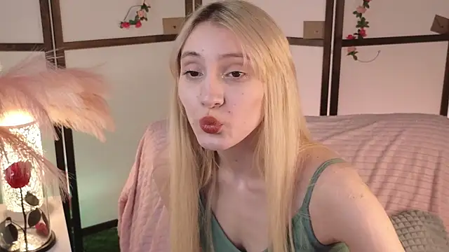 Snapshot of elliefrost chatting on February 19, 12:57 am elliefrost online show from February 19, 12:57 am