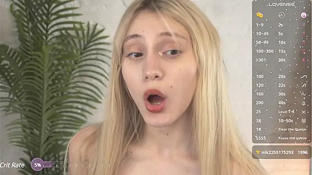 Snapshot of elliefrost chatting on February 21, 1:22 am elliefrost online show from February 21, 1:22 am