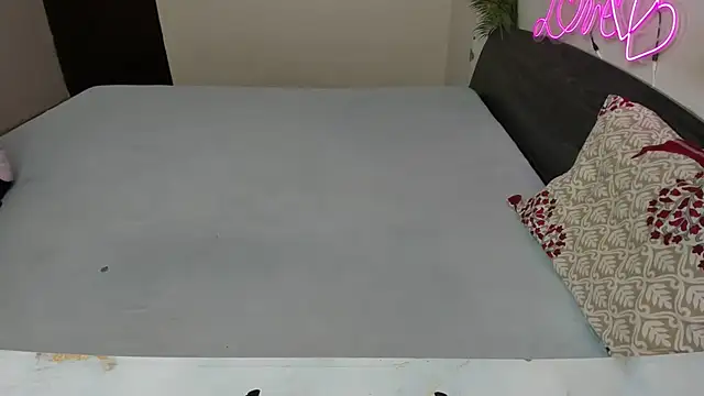 Queen Couple online show from November 6, 5:19 am