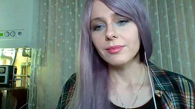 Snapshot of LuminousLady chatting on February 16, 10:32 pm LuminousLady online show from February 16, 10:32 pm