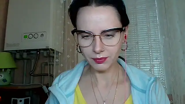 Snapshot of LuminousLady chatting on October 9, 7:28 am LuminousLady online show from October 9, 7:28 am