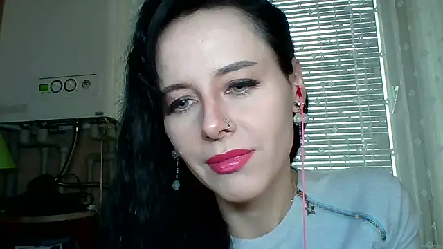 Snapshot of LuminousLady chatting on November 13, 11:20 am LuminousLady online show from November 13, 11:20 am