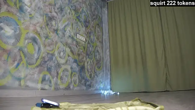 Snapshot of queeneliaa chatting on March 1, 5:05 pm queeneliaa online show from March 1, 5:05 pm