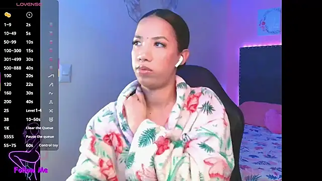 SallyWhitee online show from September 17, 3:52 am