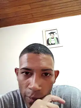 Snapshot of Mineirinho043 chatting on February 9, 6:37 pm Mineirinho043 online show from February 9, 6:37 pm