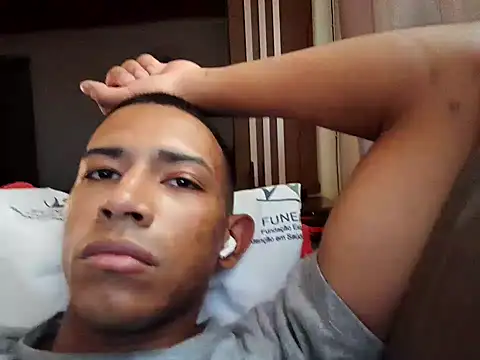 Snapshot of Mineirinho043 chatting on February 14, 2:44 pm Mineirinho043 online show from February 14, 2:44 pm