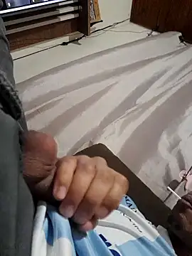 Snapshot of Mineirinho043 chatting on March 5, 1:21 am Mineirinho043 online show from March 5, 1:21 am