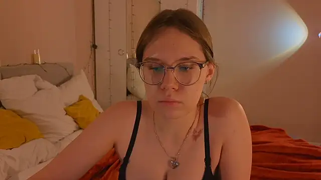 Snapshot of Mia_Luw chatting on December 14, 10:09 am Mia Luw online show from December 14, 10:09 am