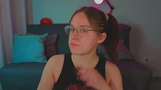 Mia Luw online show from April 23, 8:11 pm