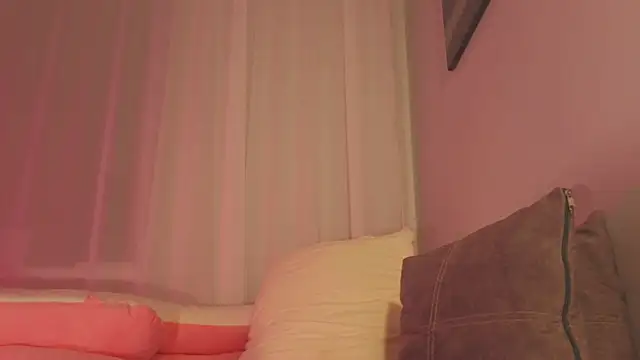 Snapshot of Mia_Luw chatting on June 14, 3:25 pm Mia Luw online show from June 14, 3:25 pm
