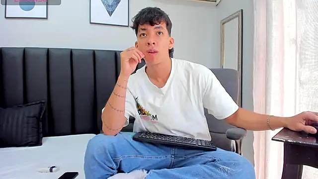 ISAAC CRYSTON online show from February 3, 3:17 pm