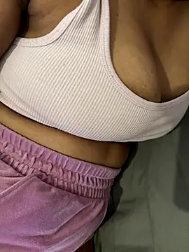 Snapshot of shakybabyx chatting on October 18, 9:32 am shakybabyx online show from October 18, 9:32 am