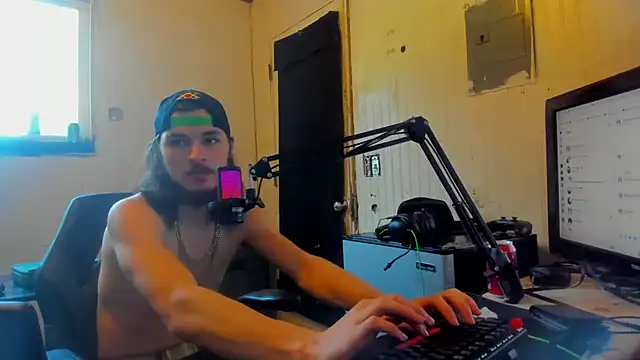 Snapshot of nuttyking2022 chatting on February 4, 9:10 pm nuttyking2022 online show from February 4, 9:10 pm