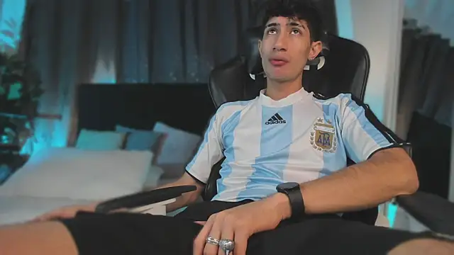 NovaaWheler online show from April 6, 9:05 pm