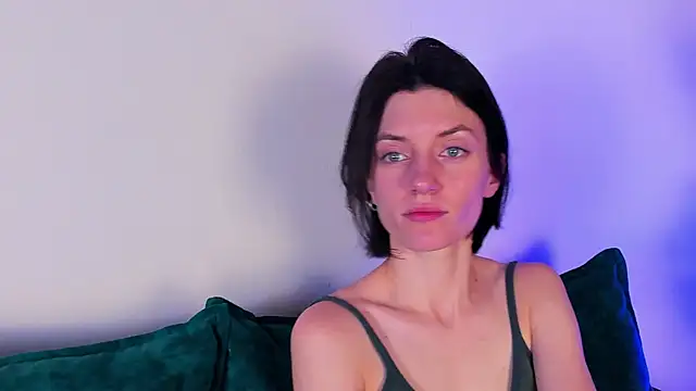 roxy riot  online show from February 8, 7:59 am