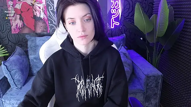 roxy riot  online show from February 17, 1:25 am