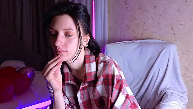 roxy riot  online show from February 17, 4:31 am