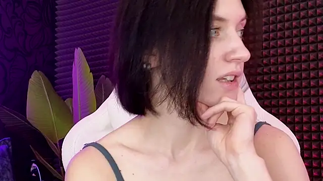 roxy riot  online show from March 10, 7:32 am