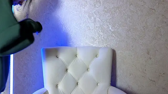 roxy riot  online show from March 19, 1:32 am